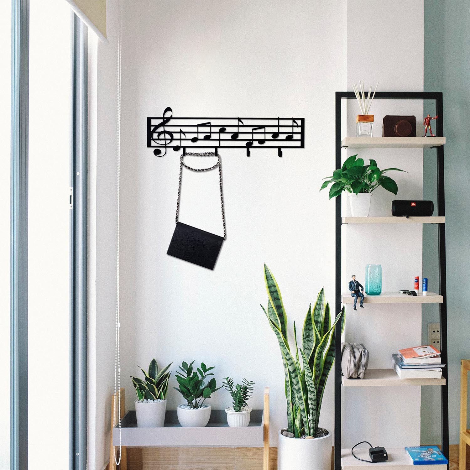 Entdecken Sie den eleganten Note Kleiderhaken in Schwarz von Wallity. Stilvolles Design trifft auf Funktionalität – ideal für jeden Raum!