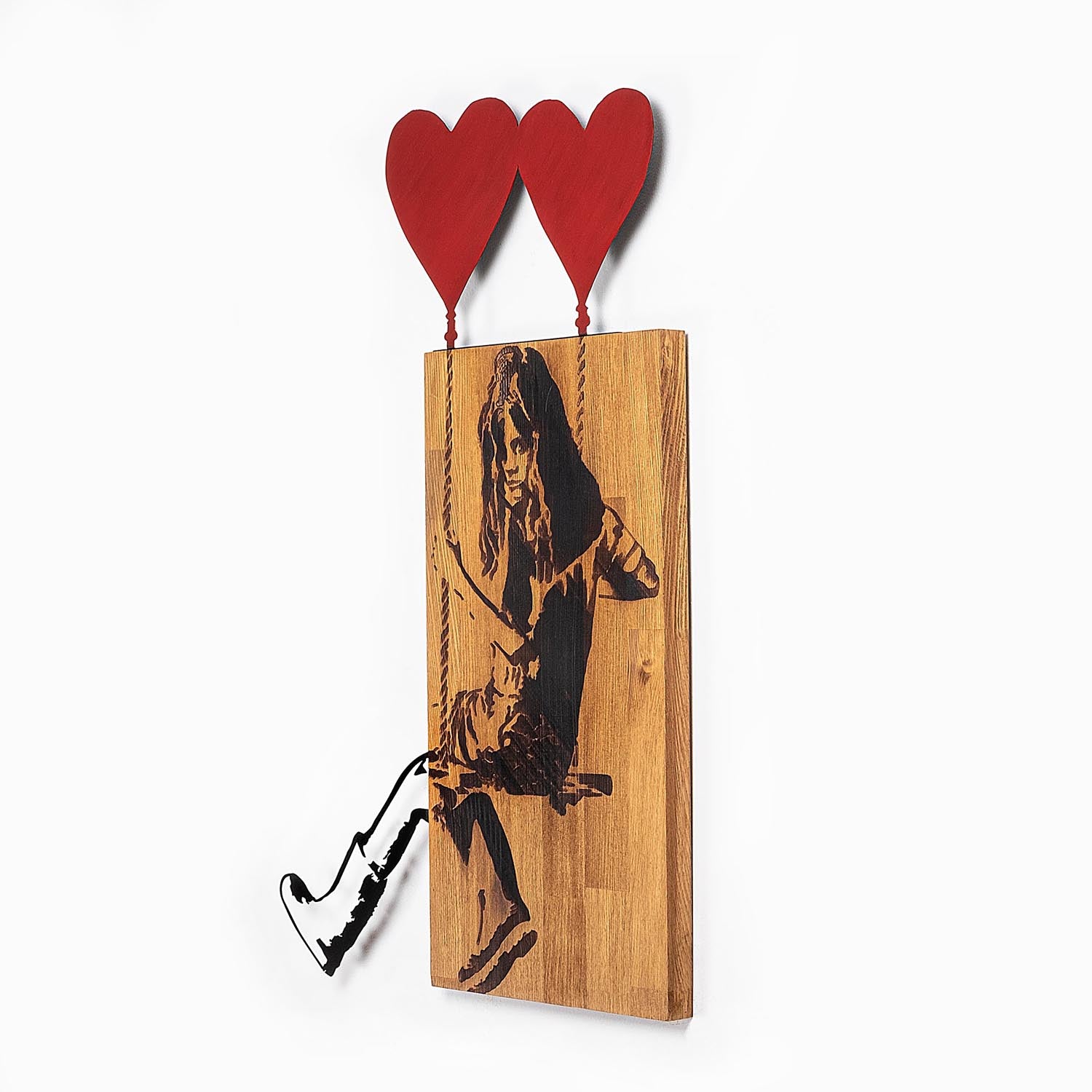 Entdecken Sie die Banksy Wanddeko in Walnuss Schwarz von Wallity – ein einzigartiges Holzaccessoire, das Eleganz und Charakter in jeden Raum bringt.