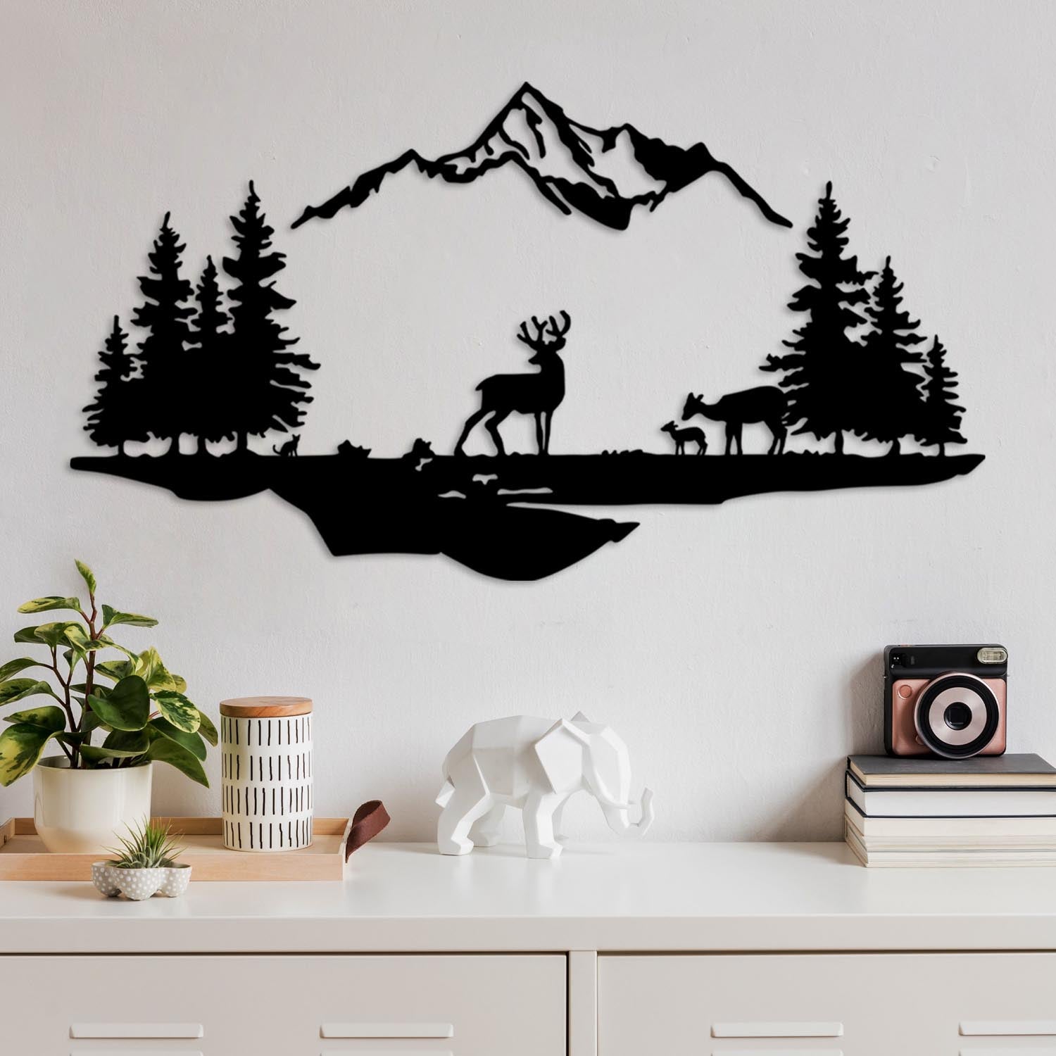 Entdecken Sie die elegante Wanddeko "Deer And Landscape" in Schwarz von Wallity. Hochwertiges Metall, vielseitig und stilvoll für jeden Raum.