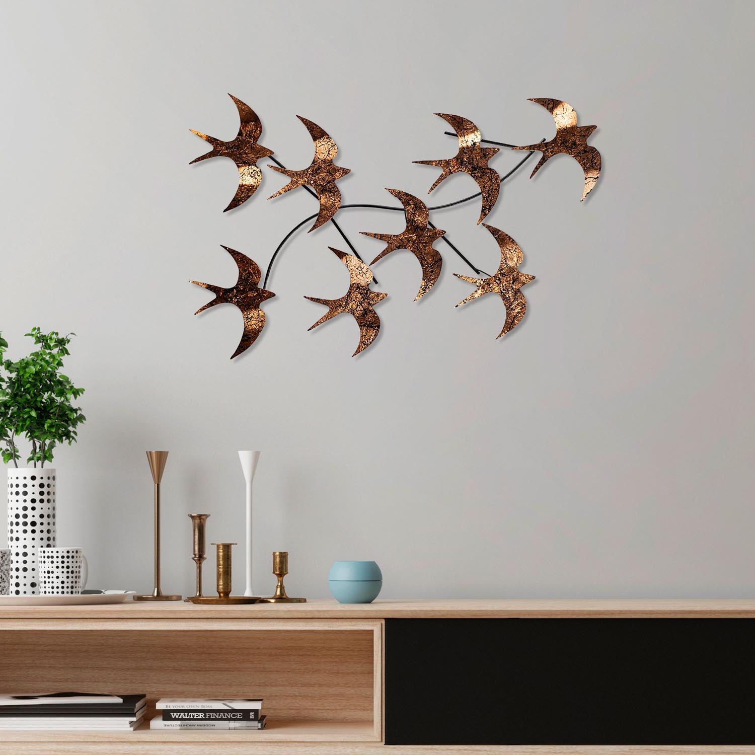 Entdecken Sie die handgefertigte Wanddeko "Flying Birds 3" von Wallity. Ein einzigartiges, mehrfarbiges Metallkunstwerk für stilvolle Akzente in jedem Raum.