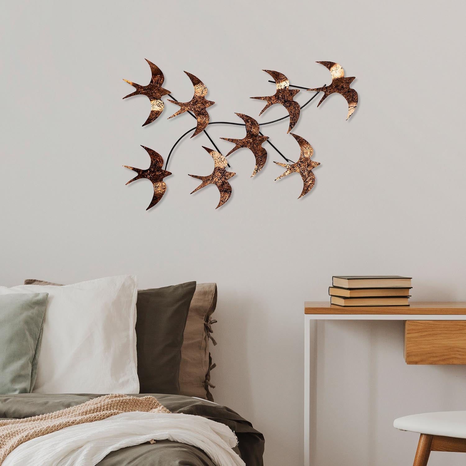 Verleihen Sie Ihrem Zuhause mit der mehrfarbigen Wanddeko "Flying Birds 3" von Wallity einen eleganten Akzent. Handgefertigt und einzigartig!