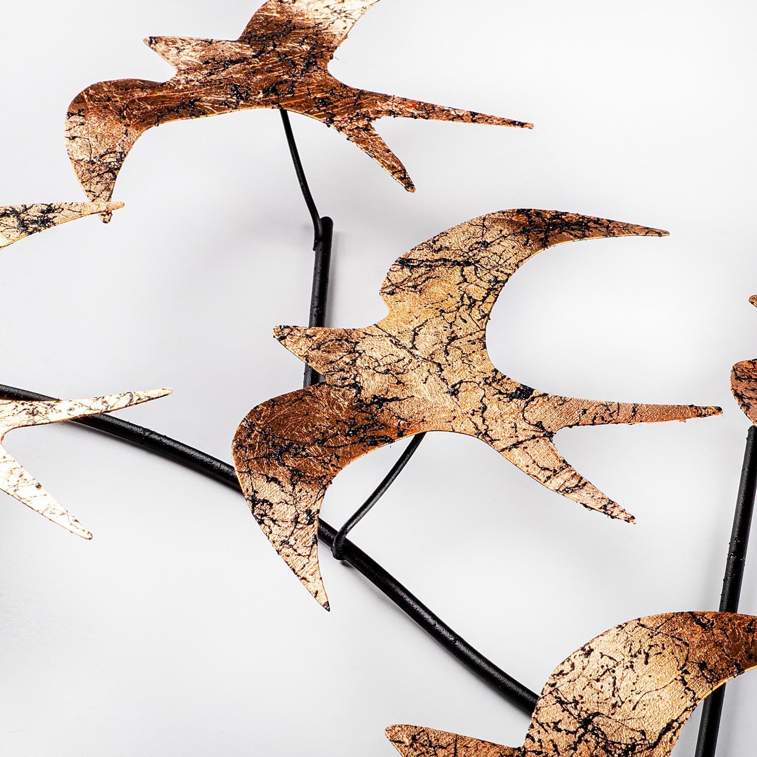 Entdecken Sie die mehrfarbige Wanddeko "Flying Birds 3" von Wallity – ein einzigartiges, handgefertigtes Kunstwerk, das jeden Raum verzaubert!