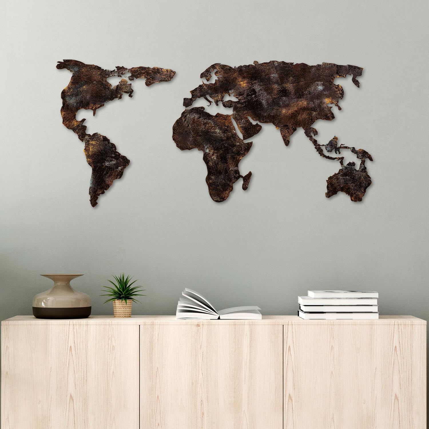 Entdecken Sie die World Map 25 von Wallity – ein handbemaltes, mehrfarbiges Metall-Wandaccessoire, das Eleganz und Stil in Ihr Zuhause bringt.