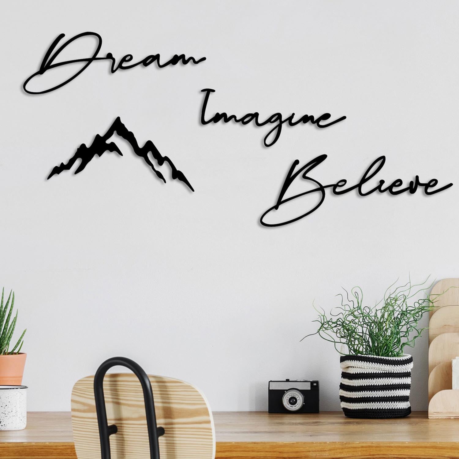 Verleihen Sie Ihrem Raum mit der eleganten Wanddeko "Dream Imagine Believe" von Wallity in Schwarz einen Hauch von Stil und Raffinesse.