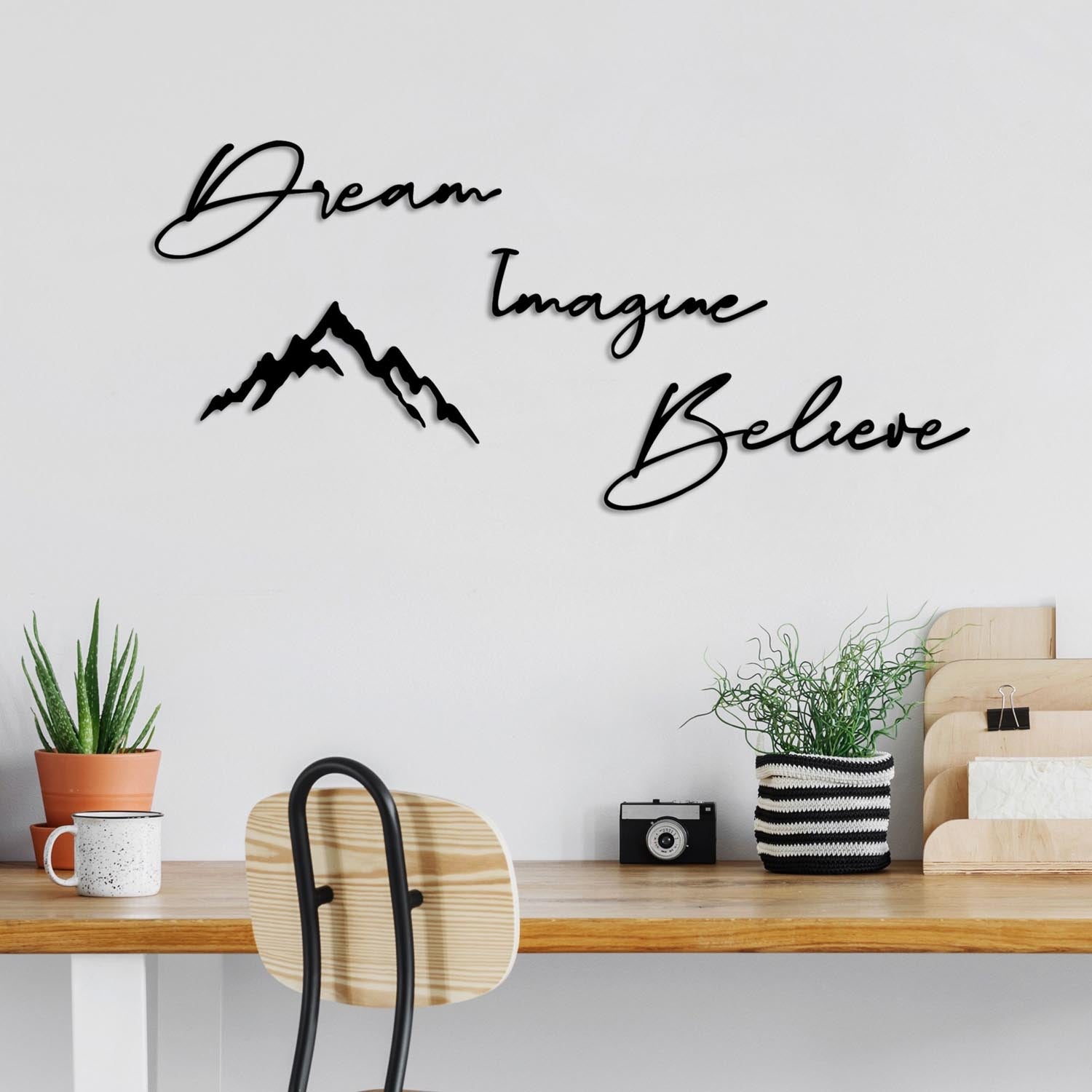 Gestalten Sie Ihr Zuhause mit der stilvollen Wanddeko "Dream Imagine Believe" von Wallity in elegantem Schwarz und setzen Sie beeindruckende Akzente.