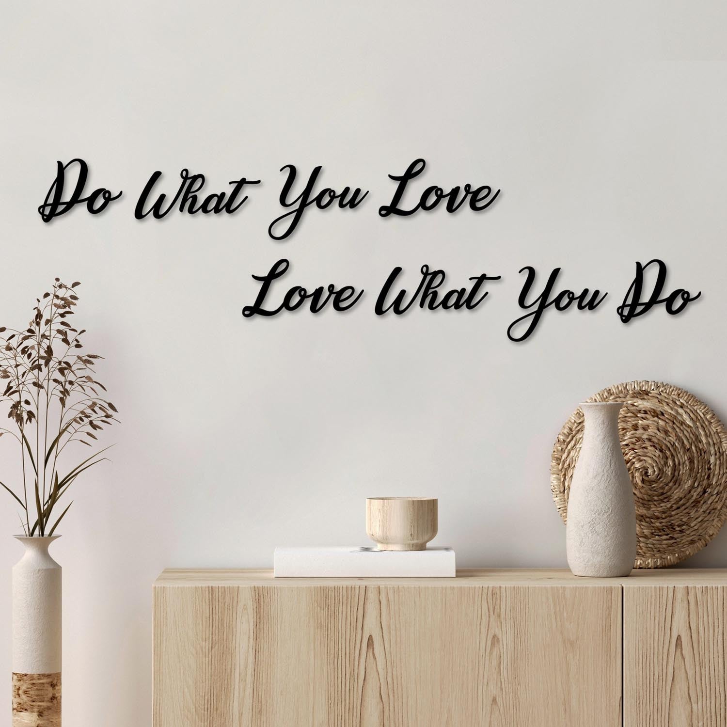 Gestalten Sie Ihr Zuhause neu mit der eleganten Do Love Love Wanddeko von Wallity. Hochwertiges Metall, vielseitig und stilvoll!