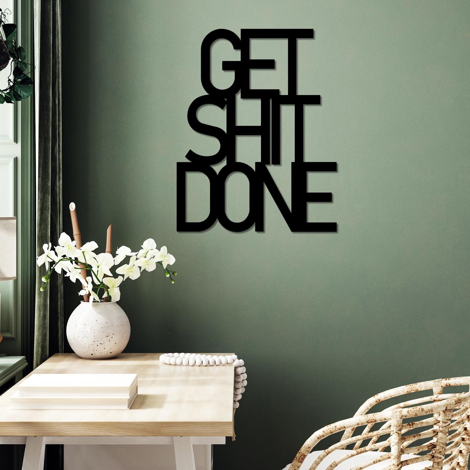 Setzen Sie mit der eleganten Get Shit Done Wanddeko von Wallity in Schwarz einen inspirierenden Akzent in Ihrem Raum. Perfekt für jedes Zuhause!