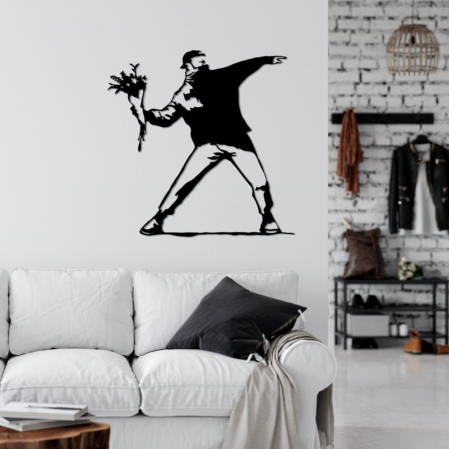 Setzen Sie mit der Banksy Metal 01 Wanddeko von Wallity ein stilvolles Statement. Dieses elegante, schwarze Metallstück verleiht jedem Raum Charme und Raffinesse.
