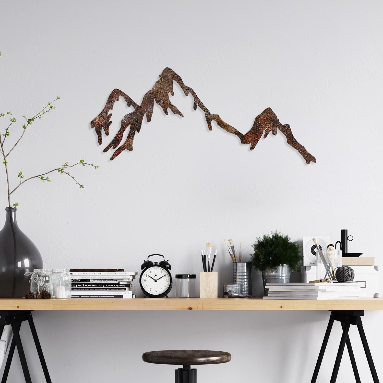 Entdecken Sie die handgemalte Wanddeko "Rusty Mountain" von Wallity. Ein einzigartiges Metallkunstwerk, das jedem Raum Eleganz verleiht.