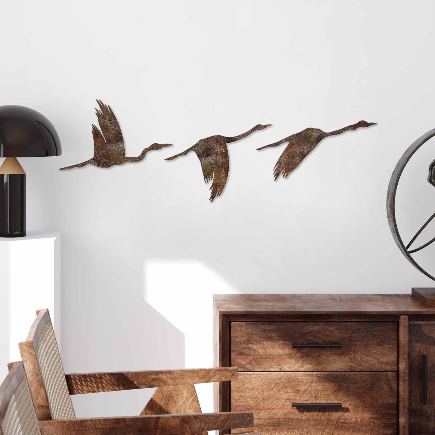 Verleihen Sie Ihrem Zuhause mit der handgefertigten Wanddeko "Rusty Birds 1" von Wallity einen Hauch von zeitloser Eleganz und Stil.