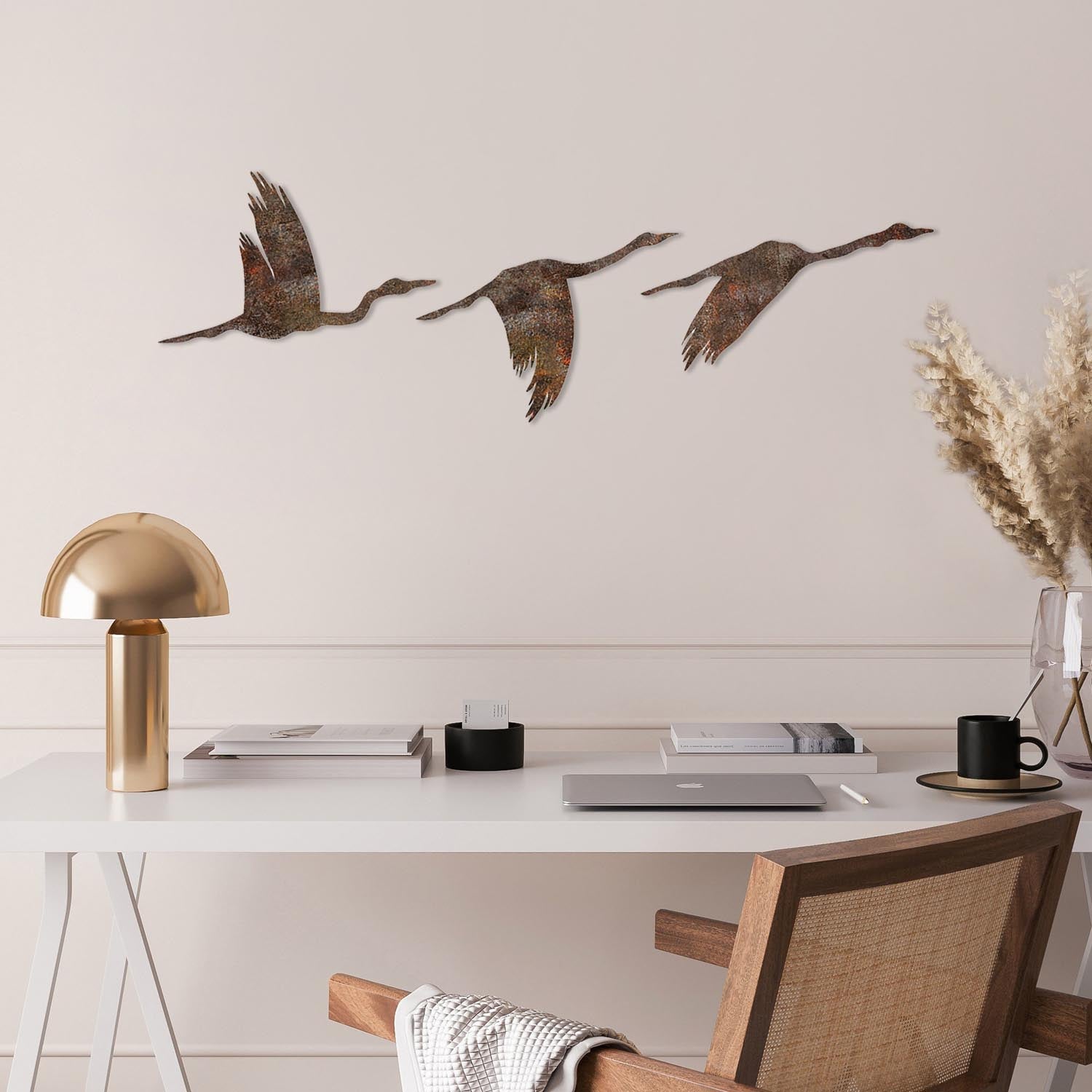 Entdecken Sie die handbemalte Wanddeko "Rusty Birds 1" von Wallity – ein einzigartiges Metallkunstwerk, das jedem Raum Charme und Eleganz verleiht.