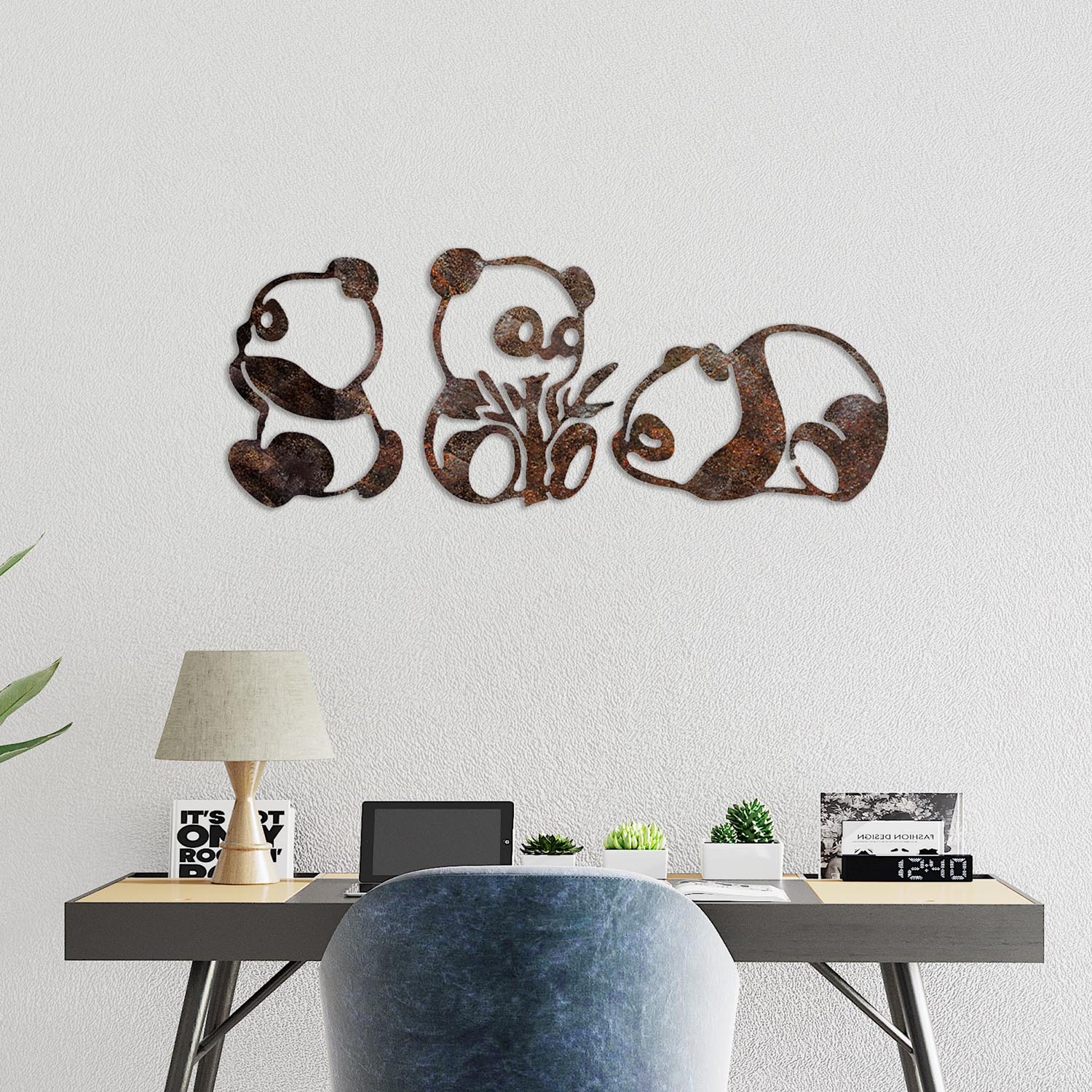 Entdecken Sie die handbemalte Wanddeko "Rusty Panda" von Wallity – ein elegantes Metallkunstwerk, das jedem Raum Charakter verleiht.