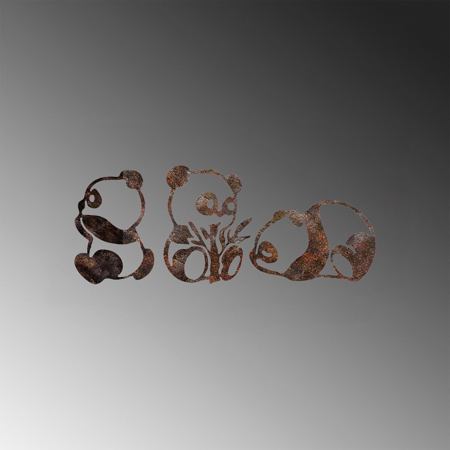 Verleihen Sie Ihrem Zuhause mit der handbemalten Wanddeko "Rusty Panda" von Wallity einen Hauch von antiker Eleganz und Charakter.