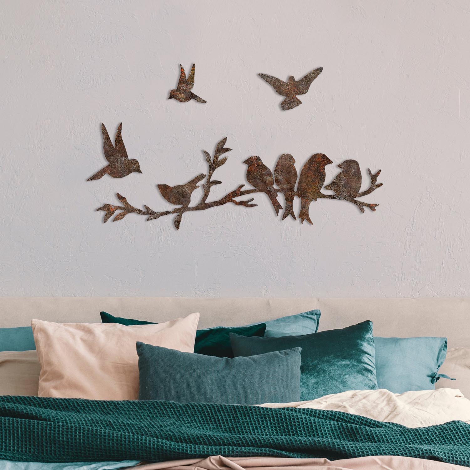 Entdecken Sie die handbemalte Wanddeko "Rusty Birds 2" von Wallity. Dieses elegante Metallkunstwerk verleiht Ihrem Zuhause einen charmanten Vintage-Look.