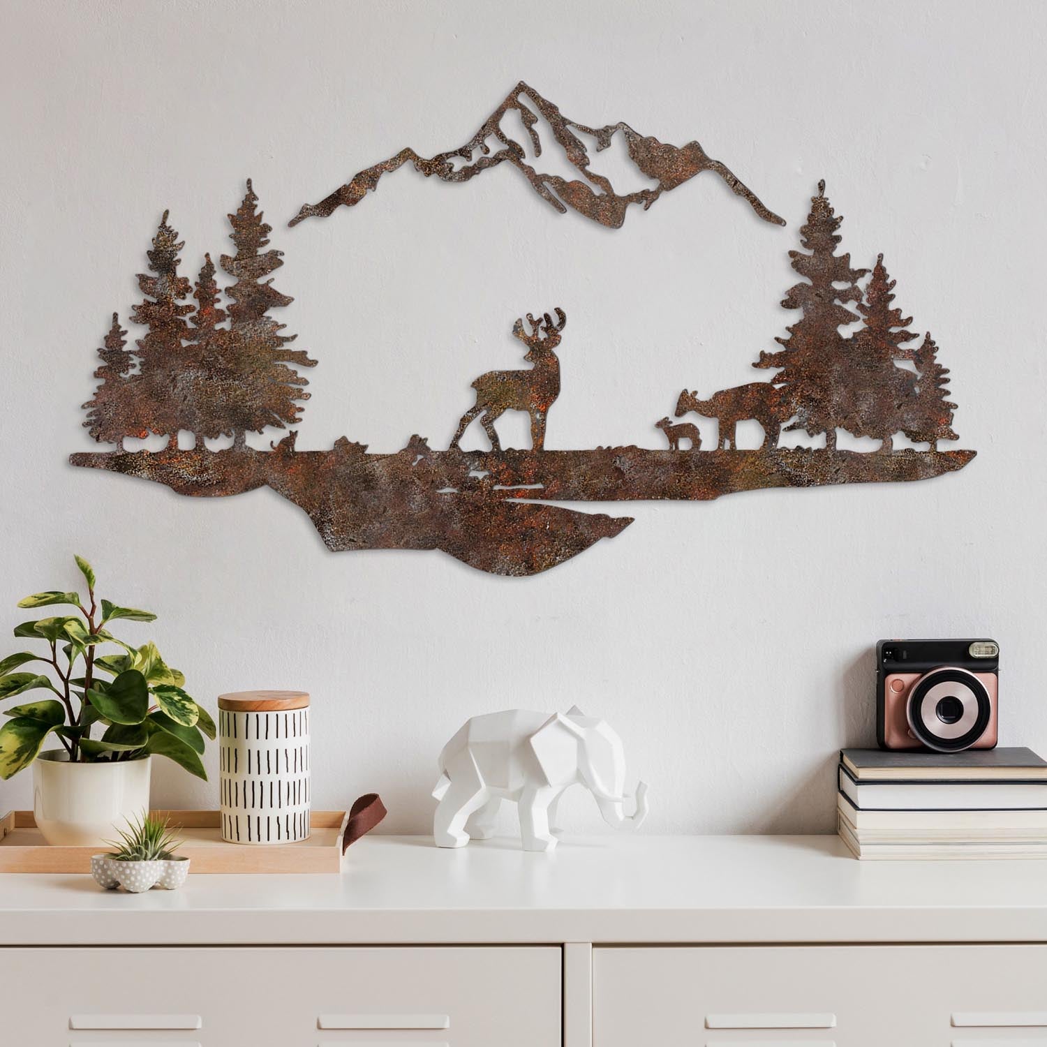 Entdecken Sie die handbemalte Wanddeko "Rusty Landscape 1" von Wallity. Ein elegantes Metallkunstwerk, das Vintage-Charme in Ihr Zuhause bringt.