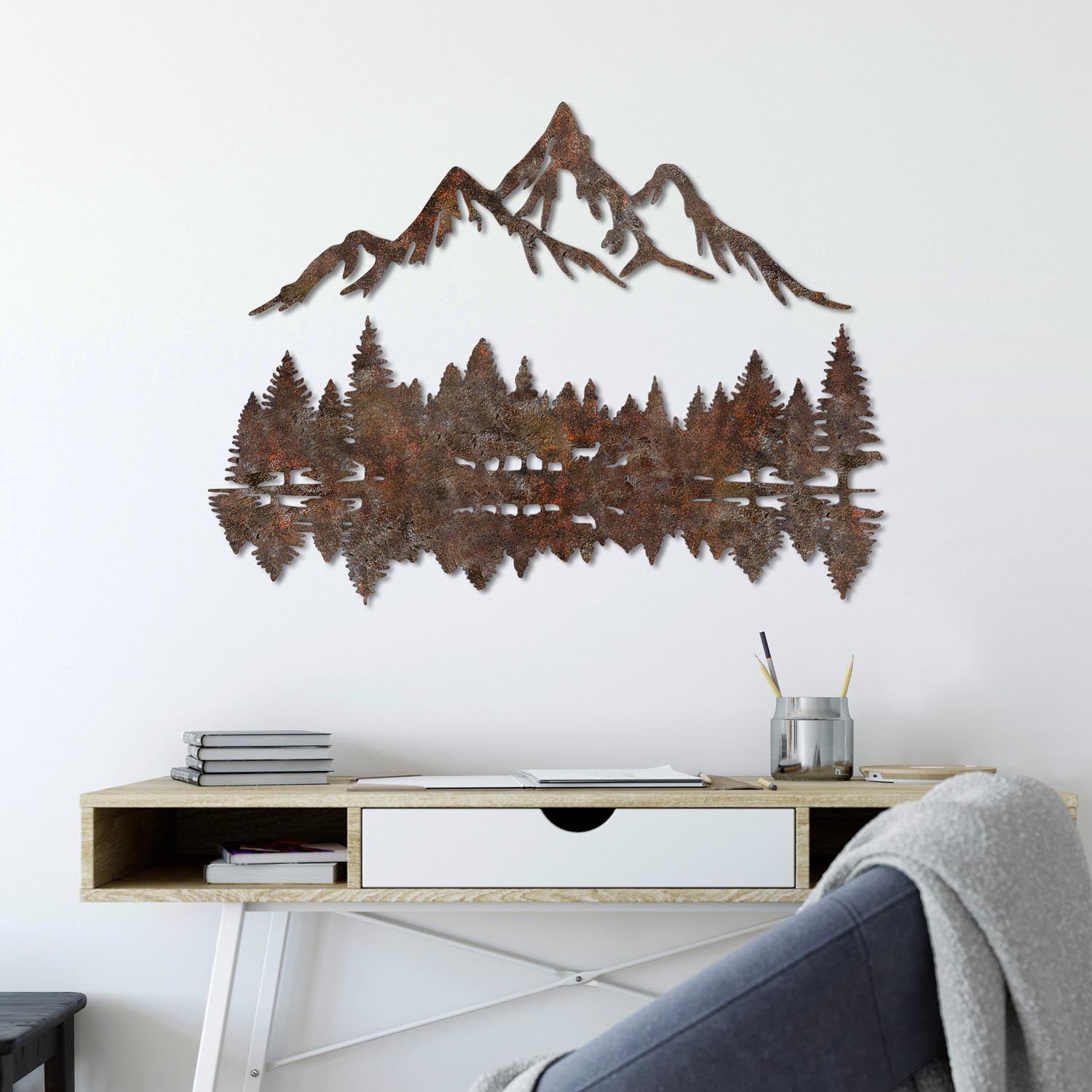 Entdecken Sie die Rusty Landscape 2 Wanddeko von Wallity – ein einzigartiges, handbemaltes Metallkunstwerk, das Ihrem Raum Eleganz verleiht.