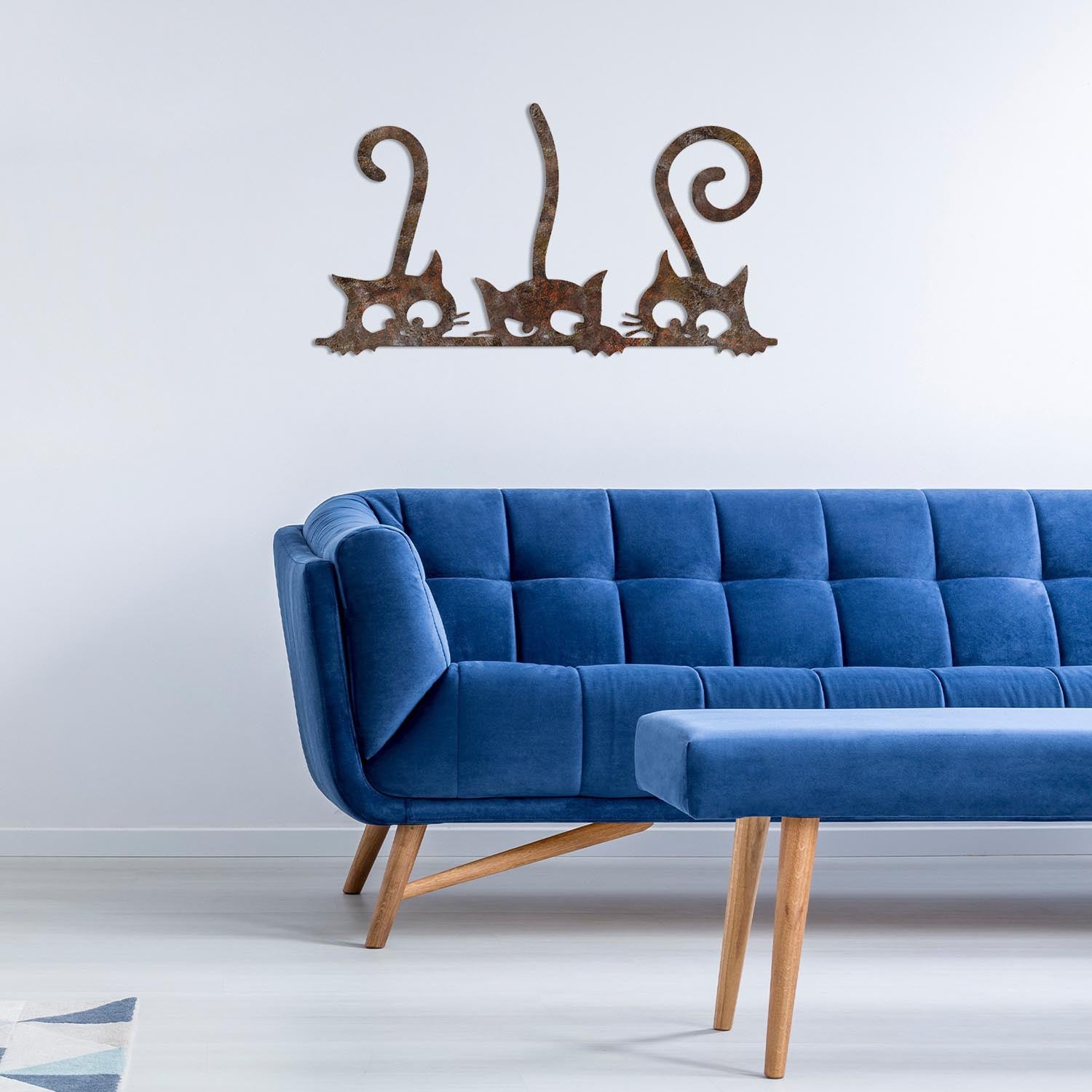 Verleihen Sie Ihrem Zuhause mit der einzigartigen Wanddeko Rusty Cats 1 von Wallity einen Hauch von Eleganz und Vintage-Charme.