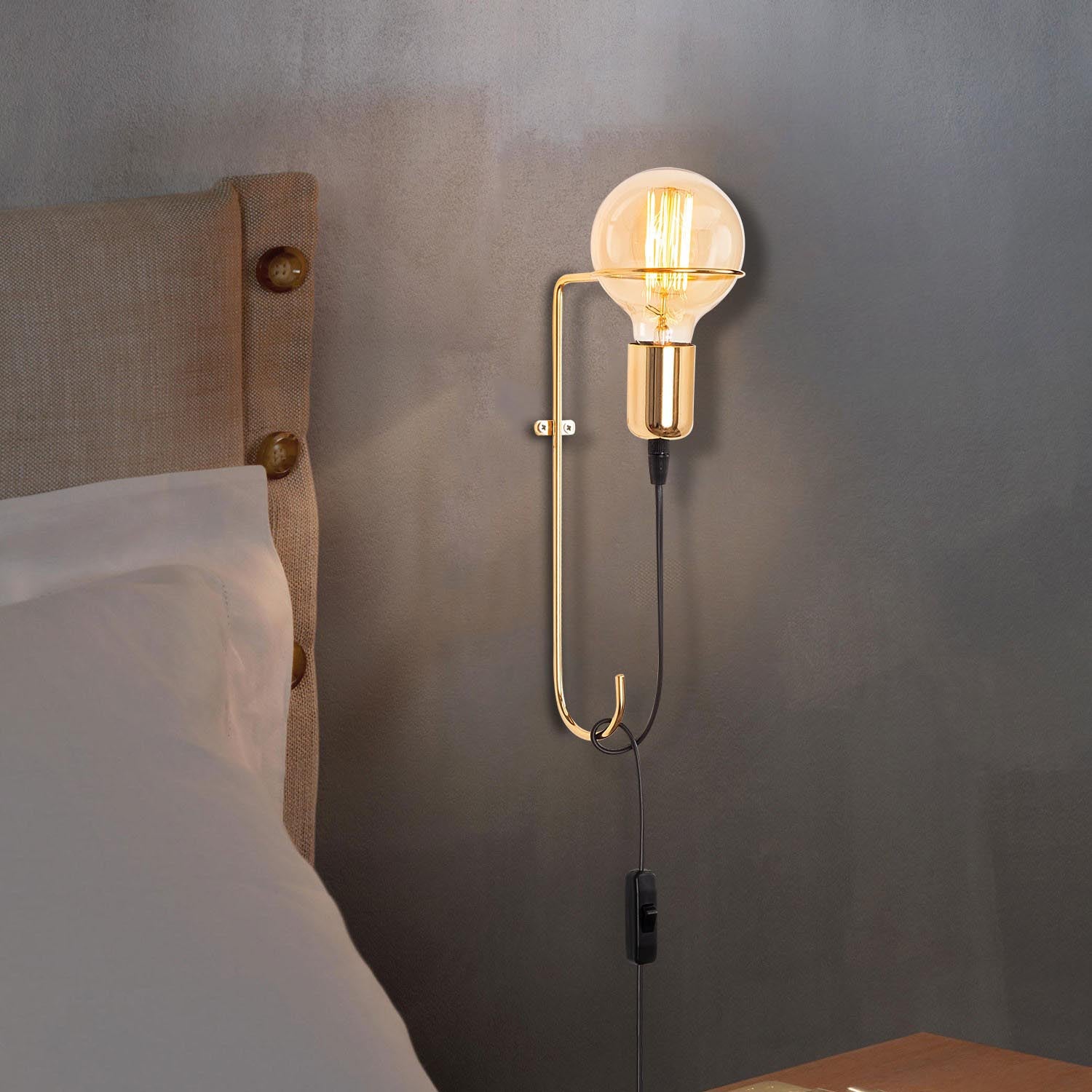 Entdecken Sie die elegante Pota Wandleuchte in Gold von Opviq. Perfekt für stilvolle Akzente und eine gemütliche Atmosphäre in jedem Raum.