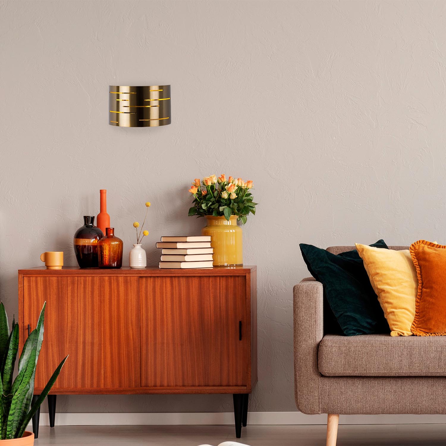 Verleihen Sie Ihrem Raum mit der 629 Vintage-Wandleuchte von Opviq einen Hauch von Glamour und schaffen Sie eine einladende Atmosphäre.