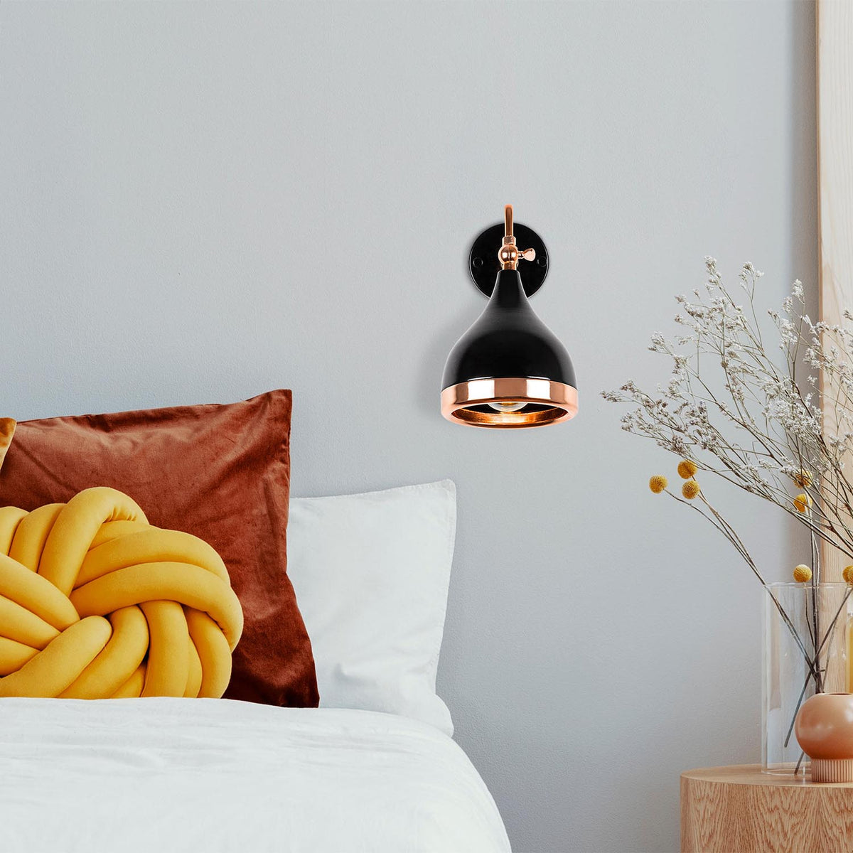 Yıldo Wandleuchte - Schwarz
Kupfer in Schwarz / Kupfer präsentiert im Onlineshop von KAQTU Design AG. Wandleuchte ist von Opviq