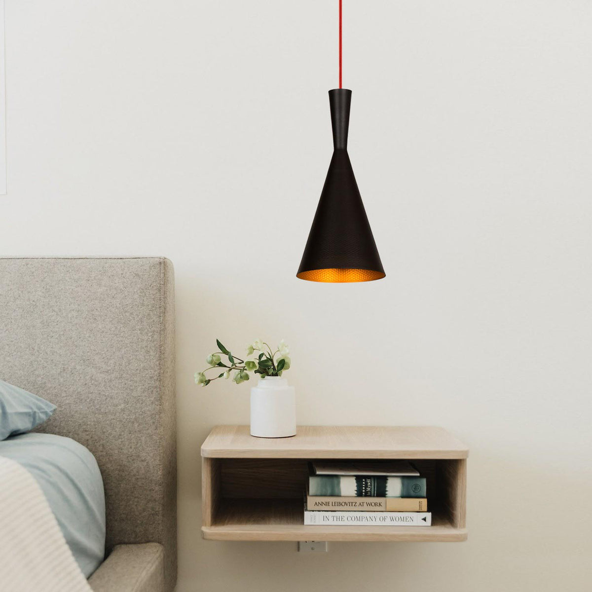 Elmas Pendellampe - Schwarz Rot in Schwarz Rot präsentiert im Onlineshop von KAQTU Design AG. Pendelleuchte ist von Opviq