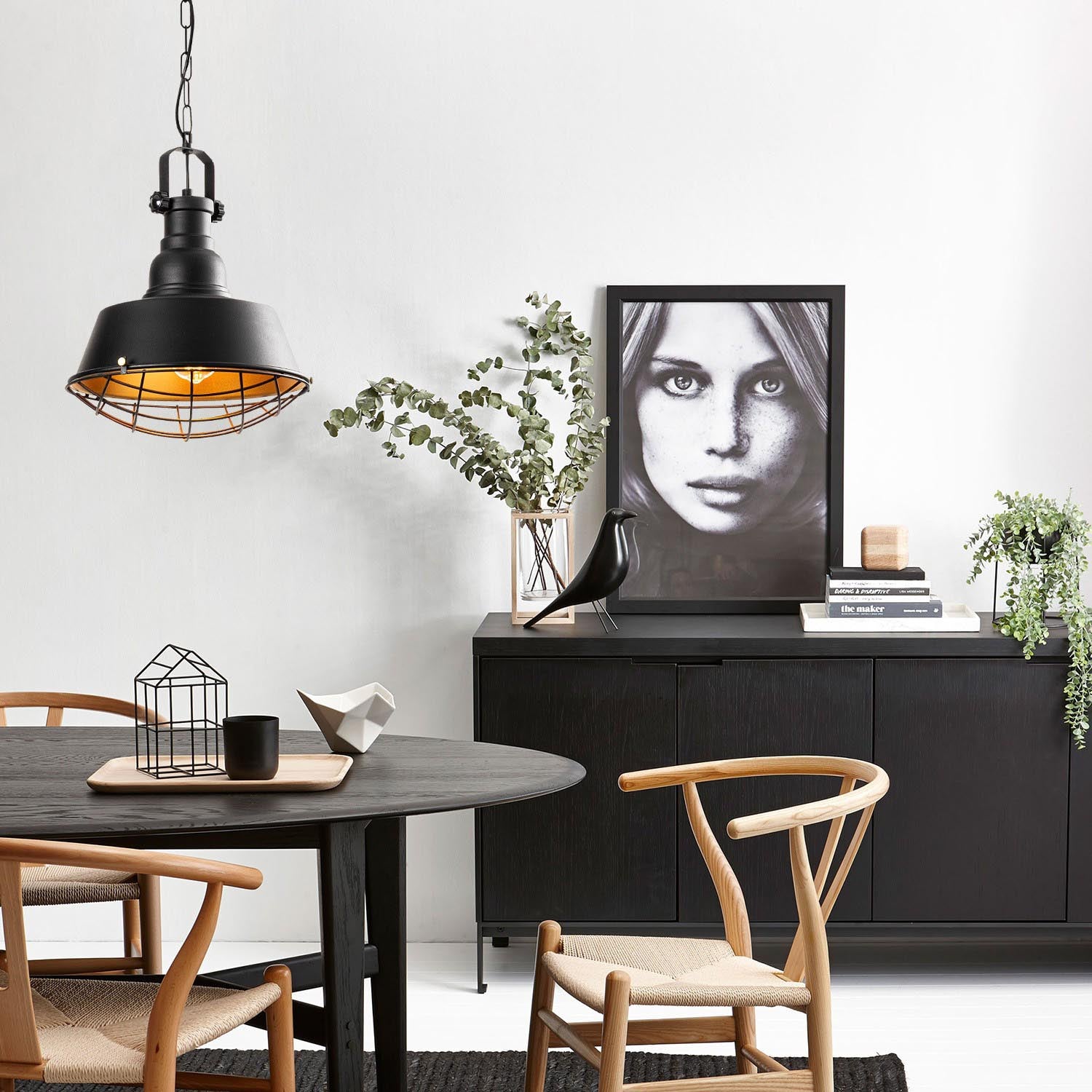 Entdecken Sie die elegante Sağlam Pendelleuchte in Schwarz Gold von Opviq. Perfekt für stilvolle Akzente in jedem Raum.