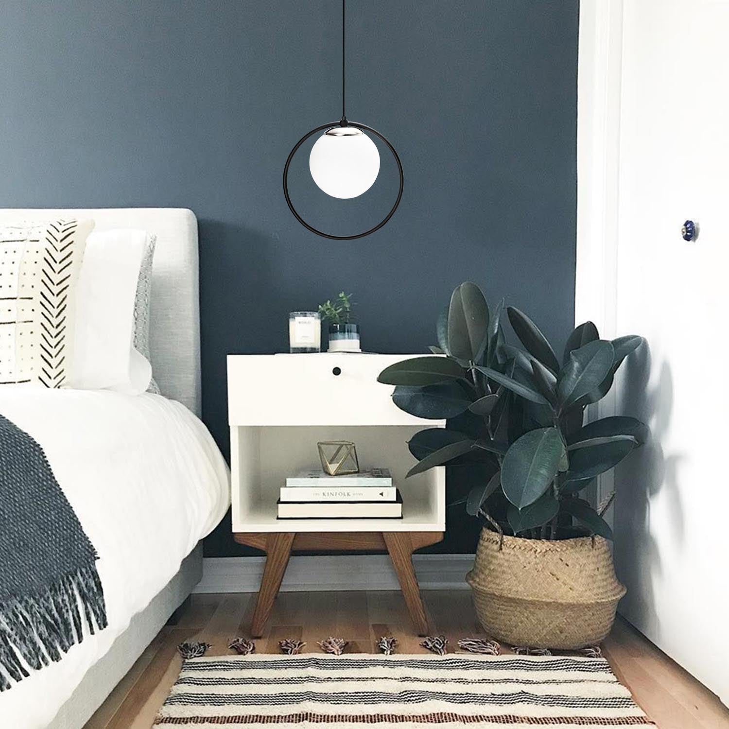 Entdecken Sie die Dolunay Pendelleuchte in Schwarz-Weiß von Opviq – ein stilvolles Highlight für Ihr Zuhause, das Eleganz und modernes Design vereint.