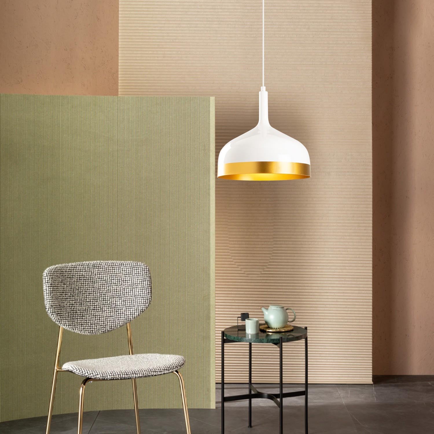 Entdecken Sie die elegante Sağlam Pendelleuchte in Weiß und Gold von Opviq. Perfekt für modernes Wohndesign, verstellbare Höhe für individuelle Beleuchtung.