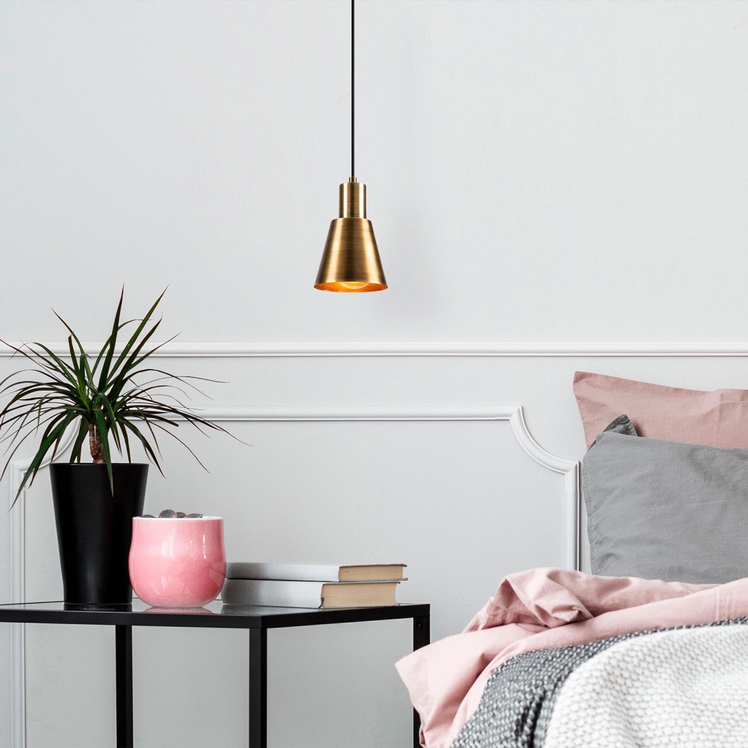 Verleihen Sie Ihrem Zuhause mit der Kem Pendelleuchte in Gold und Schwarz von Opviq einen Hauch von Luxus und modernem Design.