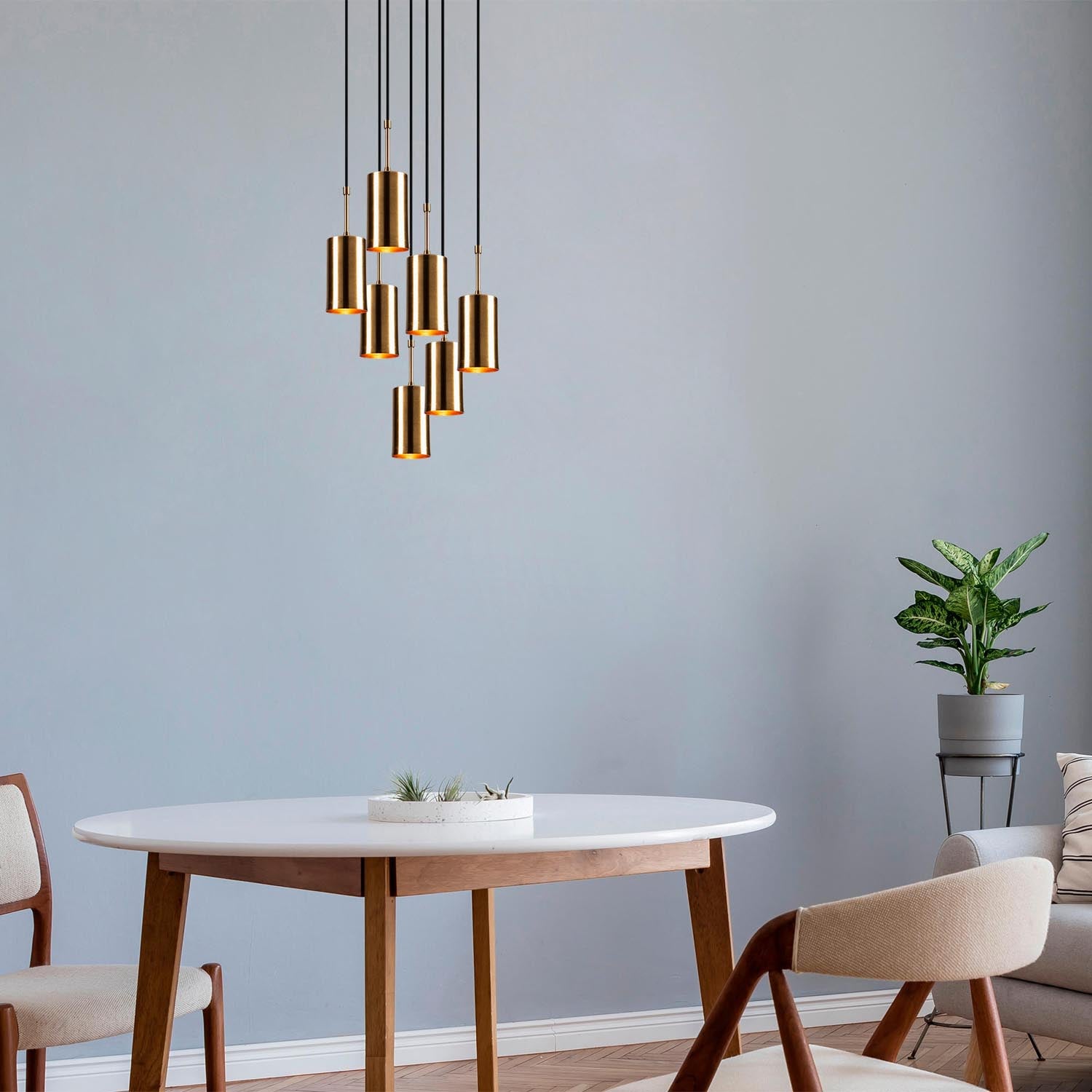 Entdecken Sie die Kem Pendelleuchte in Gold und Schwarz von Opviq – ein elegantes Highlight für jeden Raum, das modernes Design und Glamour vereint.