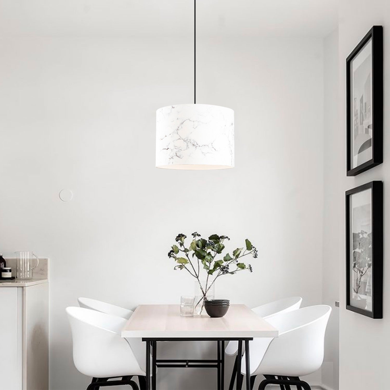 Entdecken Sie die stilvolle Abajur Pendelleuchte von Opviq in Mehrfarbig. Verleihen Sie Ihrem Raum Eleganz und Atmosphäre mit diesem einzigartigen Design.