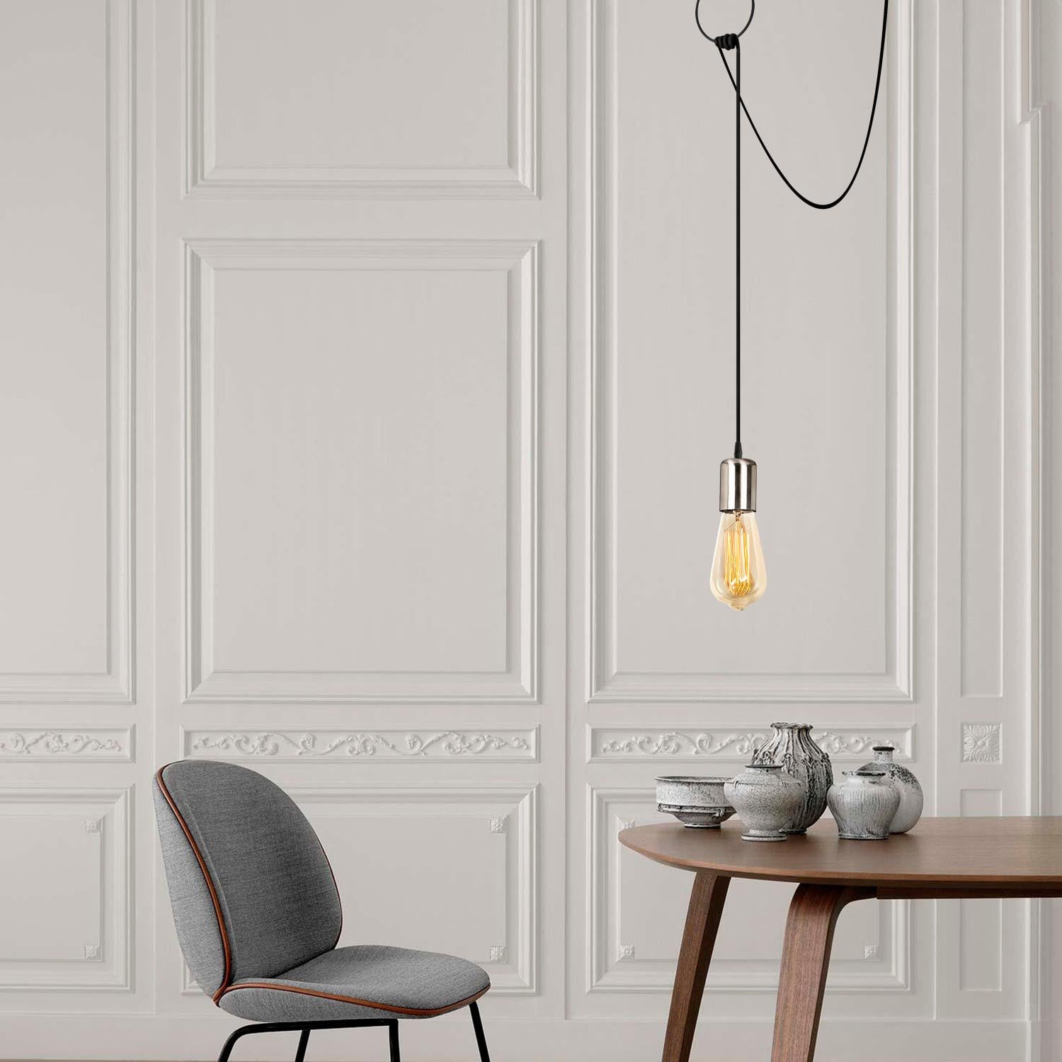 Entdecken Sie die Sırın Pendelleuchte in Schwarz Nickel von Opviq – ein elegantes Design-Highlight für Ihr Zuhause, das stilvolle Akzente setzt.