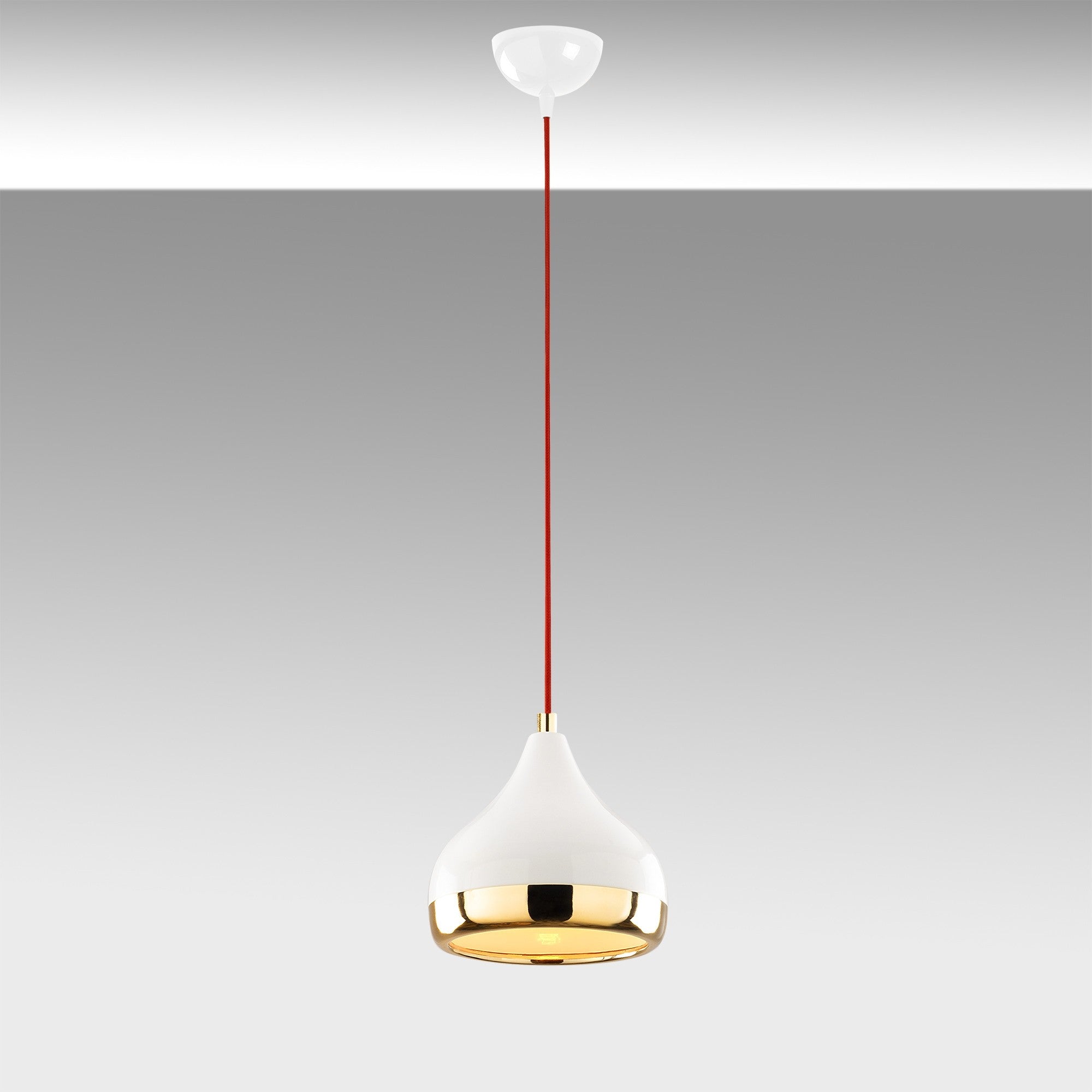 Verleihen Sie Ihrem Zuhause mit der Yıldo Pendelleuchte von Opviq einen Hauch von Luxus. Ihr elegantes Design in Weiß, Rot und Gold schafft eine glamouröse Atmosphäre.