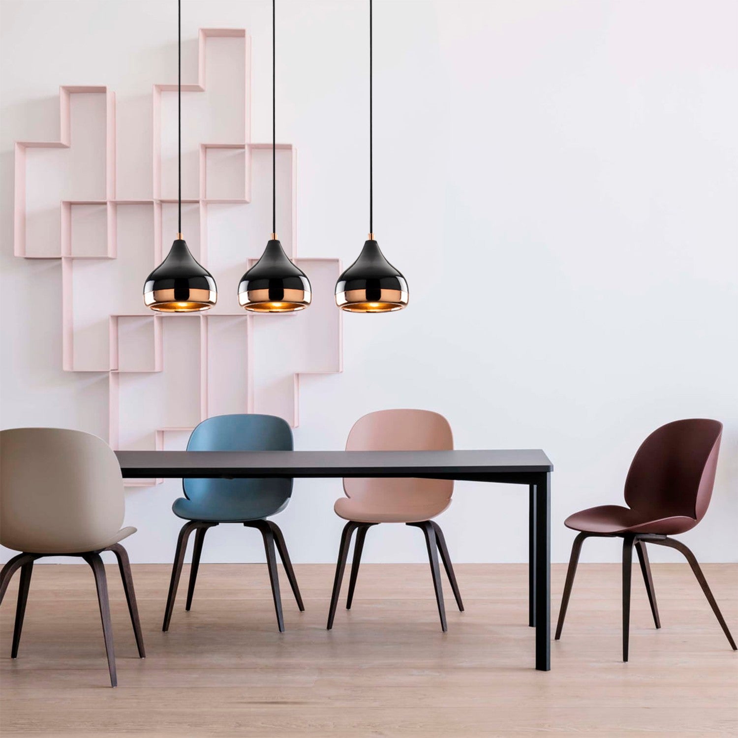 Entdecken Sie die Yıldo Pendelleuchte in Schwarz und Kupfer von Opviq – ein stilvolles Highlight für Ihr Zuhause, das Eleganz und Flexibilität vereint.