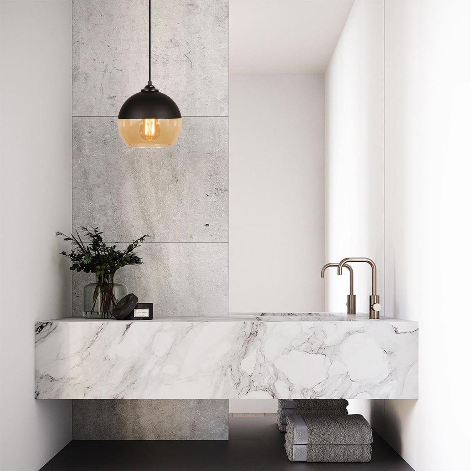 Entdecken Sie die Camini Pendelleuchte in Schwarz und Honig von Opviq – ein stilvolles Highlight für jeden Raum, das nostalgischen Charme versprüht.