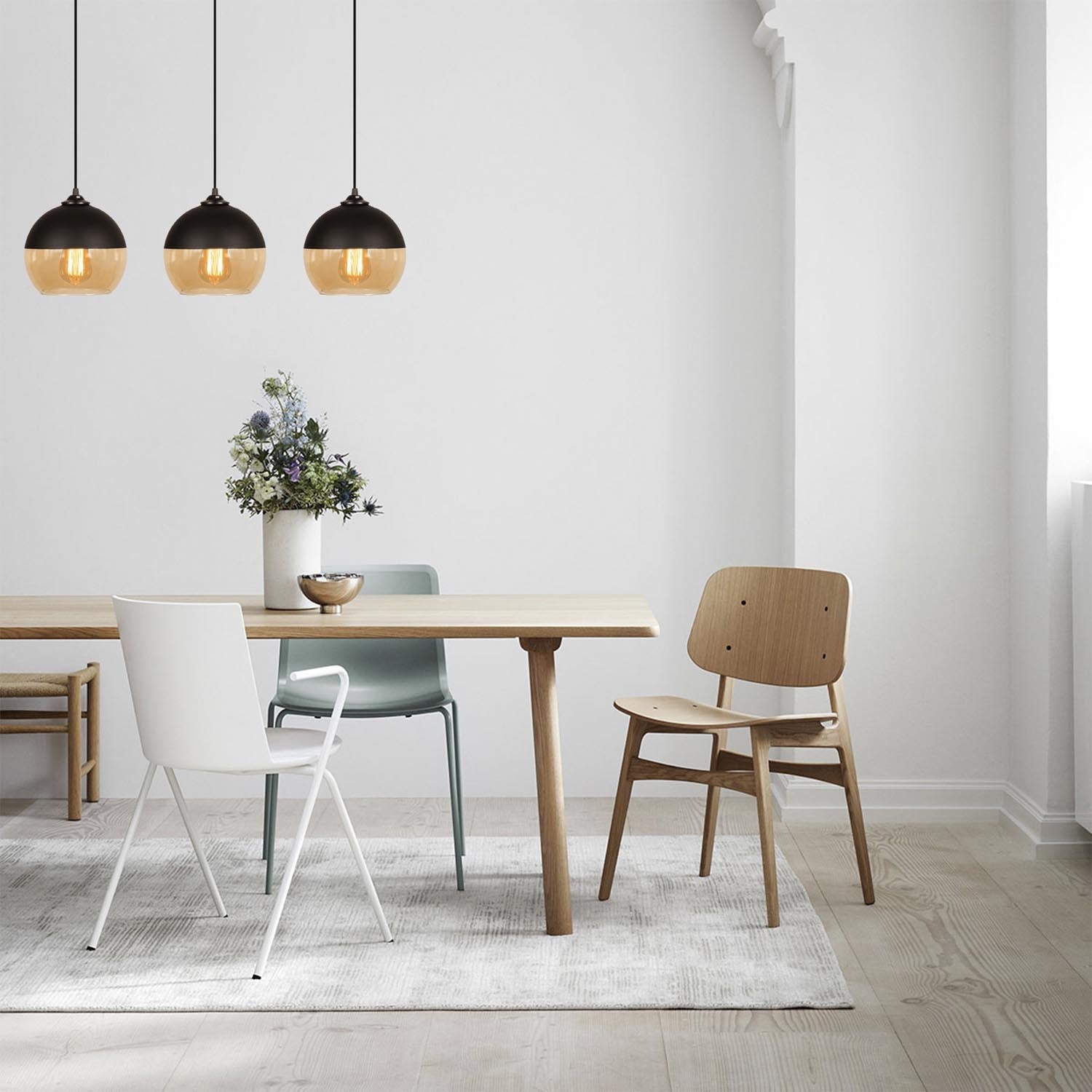 Entdecken Sie die Camini Pendelleuchte in Schwarz-Honig von Opviq – ein stilvolles Highlight für Ihr Zuhause, das nostalgischen Charme und moderne Eleganz vereint.