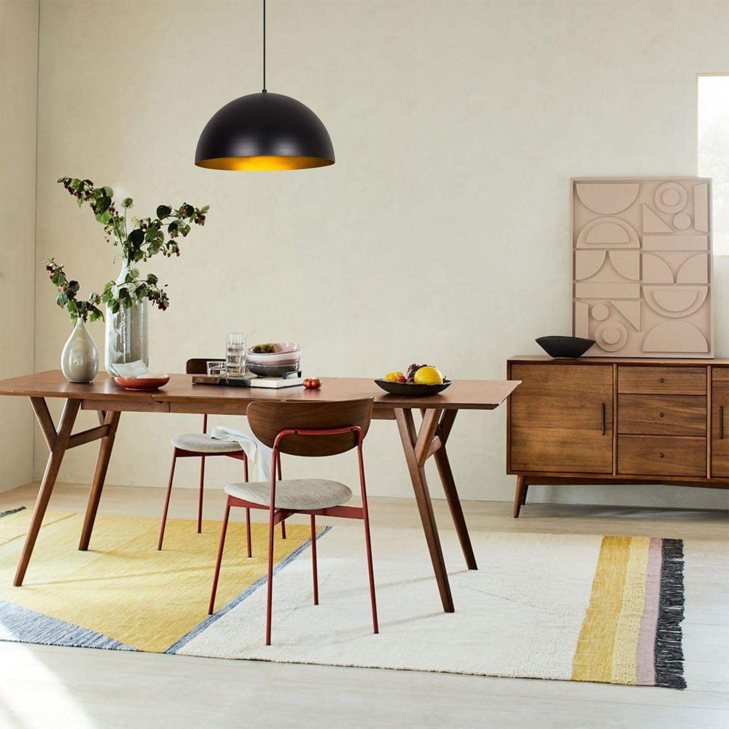 Entdecken Sie die elegante Sivani Pendelleuchte in Schwarz Gold von Opviq. Perfekt für stilvolle Akzente in jedem Raum.