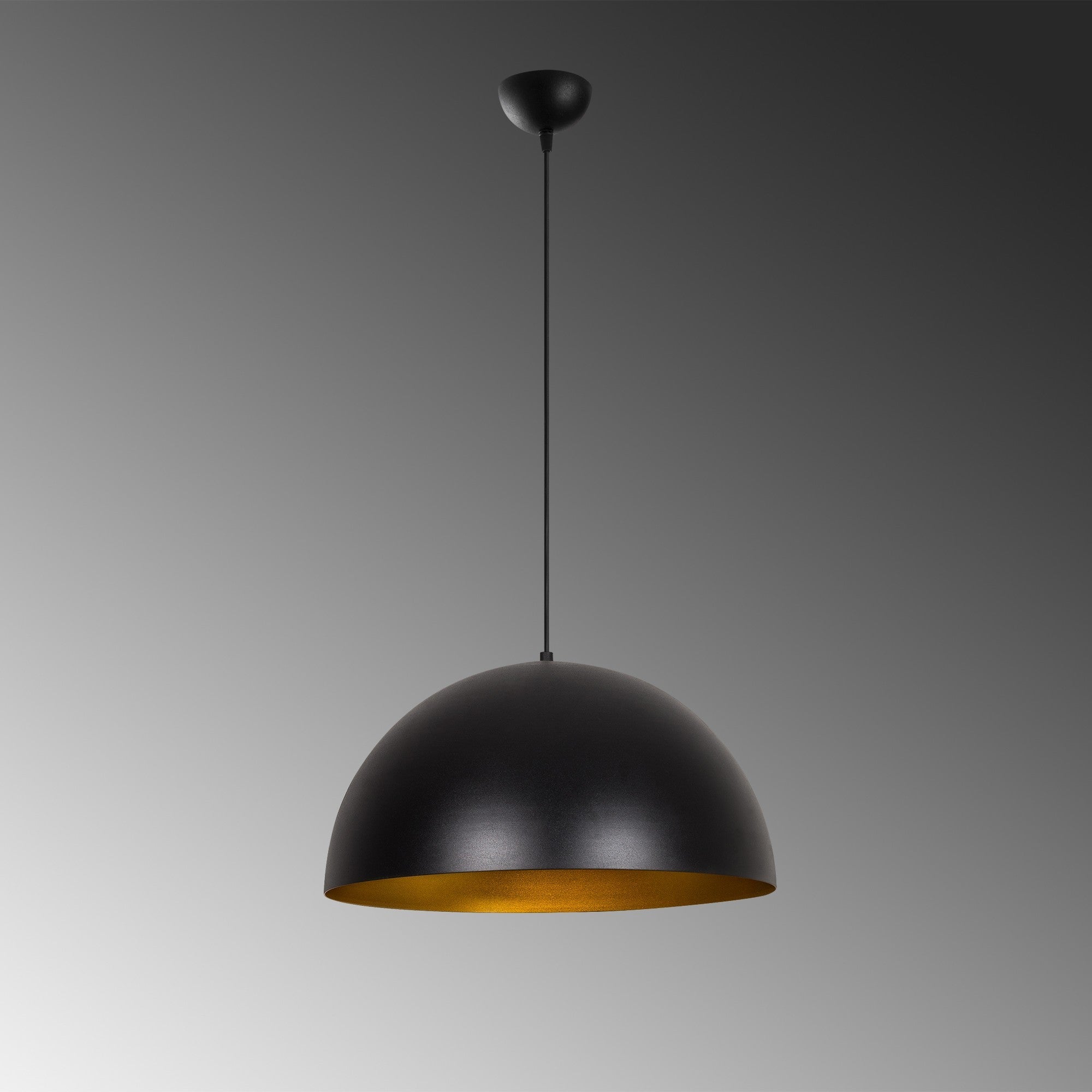 Verleihen Sie Ihrem Raum mit der Sivani Pendelleuchte von Opviq einen Hauch von Luxus. Modernes Design in Schwarz und Gold für stilvolle Akzente.