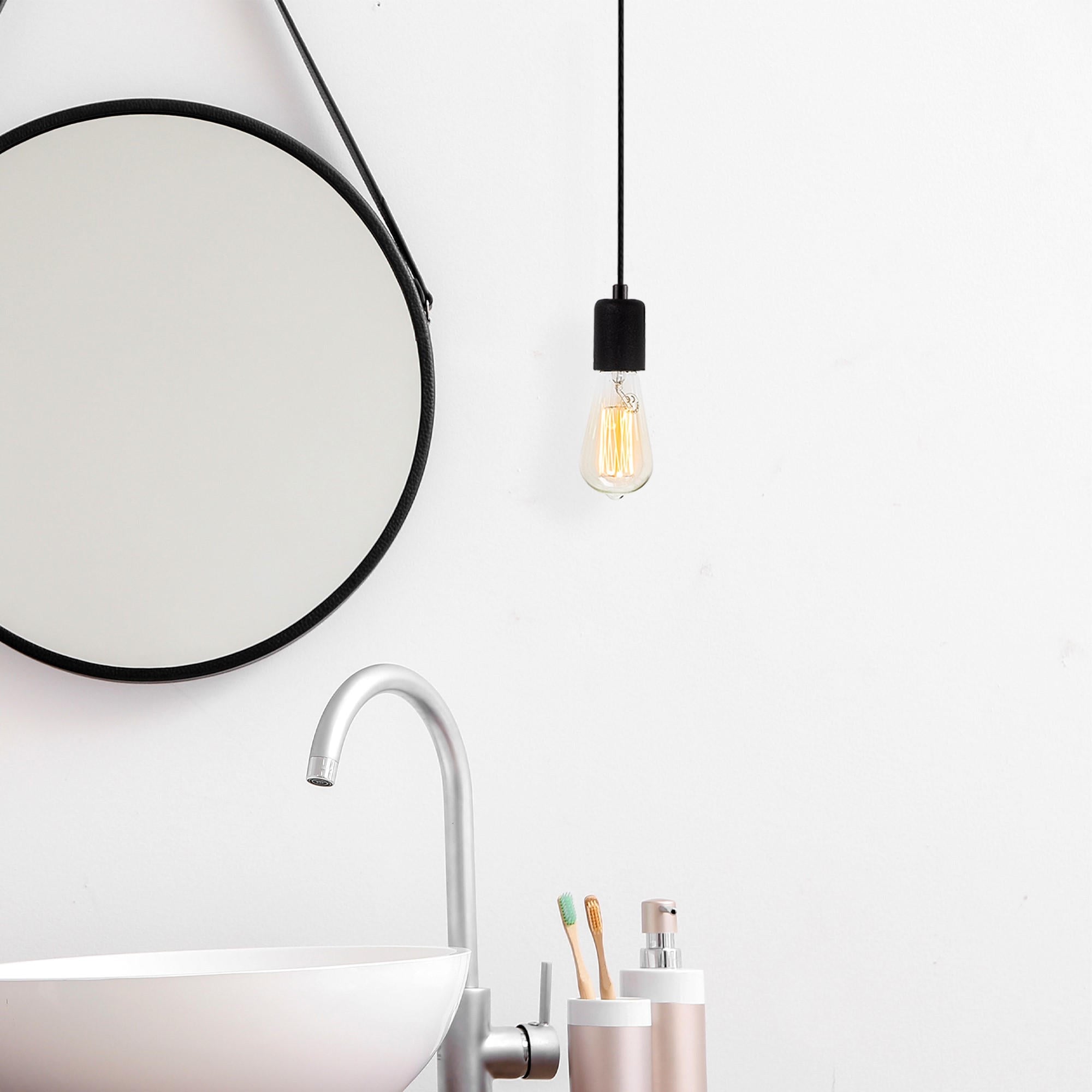 Entdecken Sie die Kabluni Pendelleuchte in Schwarz von Opviq – ein stilvolles Highlight für jeden Raum, das Eleganz und industriellen Charme vereint.