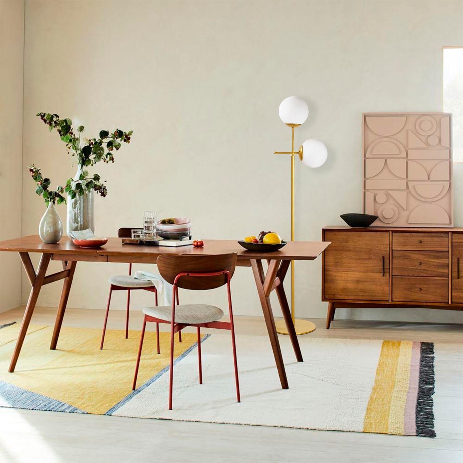 Entdecken Sie die elegante Mudoni Stehleuchte in Gold von Opviq. Perfekte Beleuchtung für stilvolle Räume, die Glamour und Atmosphäre schafft.