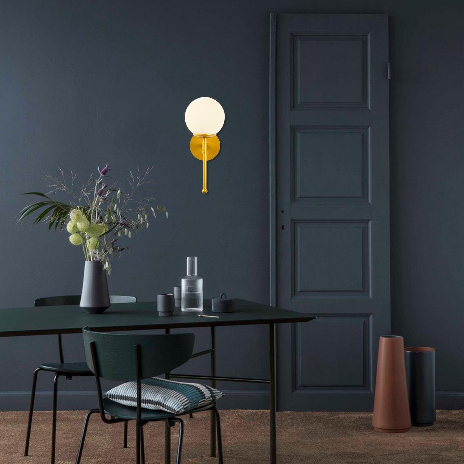 Entdecken Sie die elegante Mudoni Wandleuchte in Gold von Opviq. Perfekte Kombination aus Stil und Funktionalität für Ihr Zuhause.