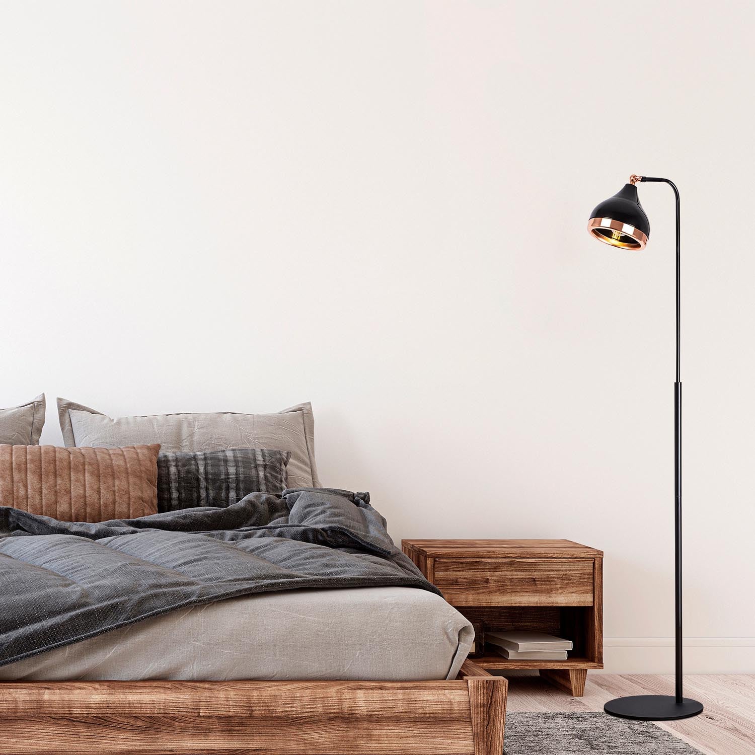 Moderne Yıldo Stehlampe in Schwarz und Kupfer von Opviq. Perfekt für jeden Raum, um eine einladende und elegante Stimmung zu erzeugen.