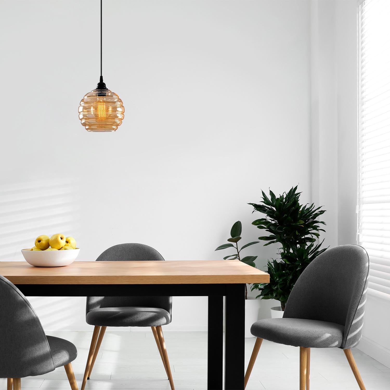 Entdecken Sie die exquisite Gold Pendelleuchte in Gold-Schwarz von Opviq. Ein elegantes Design, das jeden Raum mit Stil und Wärme bereichert.