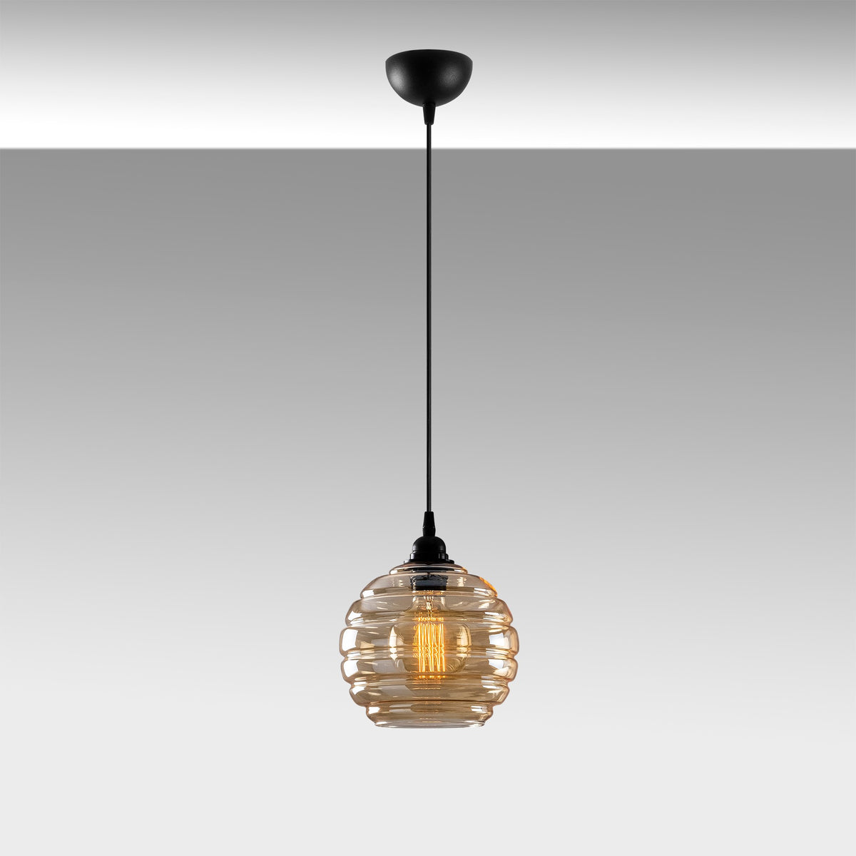 Gold Pendellampe - Gold
Schwarz in Gold
Schwarz präsentiert im Onlineshop von KAQTU Design AG. Pendelleuchte ist von Opviq