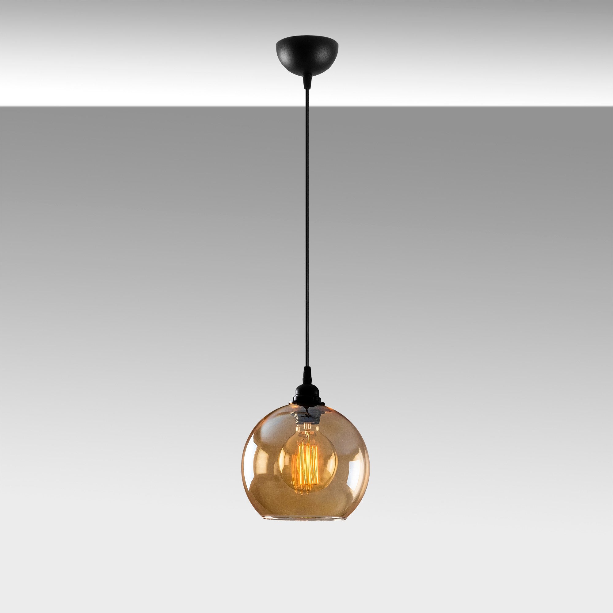 Verleihen Sie Ihrem Zuhause mit der Gold Pendelleuchte von Opviq einen Hauch von Luxus. Ihr elegantes Design in Gold und Schwarz schafft eine stilvolle Atmosphäre.