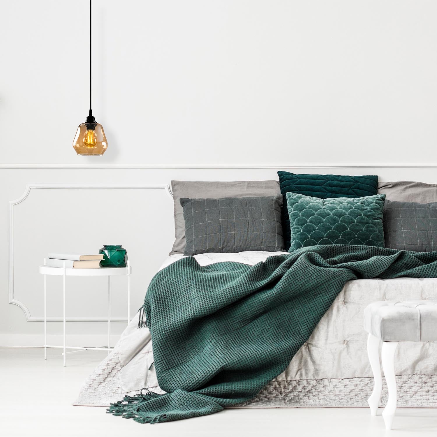 Entdecken Sie die exquisite Gold Pendelleuchte in Gold und Schwarz von Opviq. Ein skandinavisches Design-Highlight, das Eleganz und Stil in jeden Raum bringt.