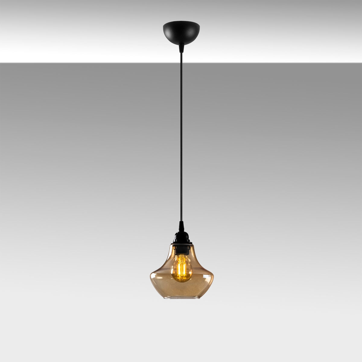 Gold Pendellampe - Gold
Schwarz in Gold
Schwarz präsentiert im Onlineshop von KAQTU Design AG. Pendelleuchte ist von Opviq