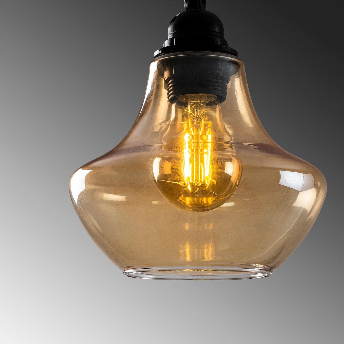 Gold Pendellampe - Gold
Schwarz in Gold
Schwarz präsentiert im Onlineshop von KAQTU Design AG. Pendelleuchte ist von Opviq