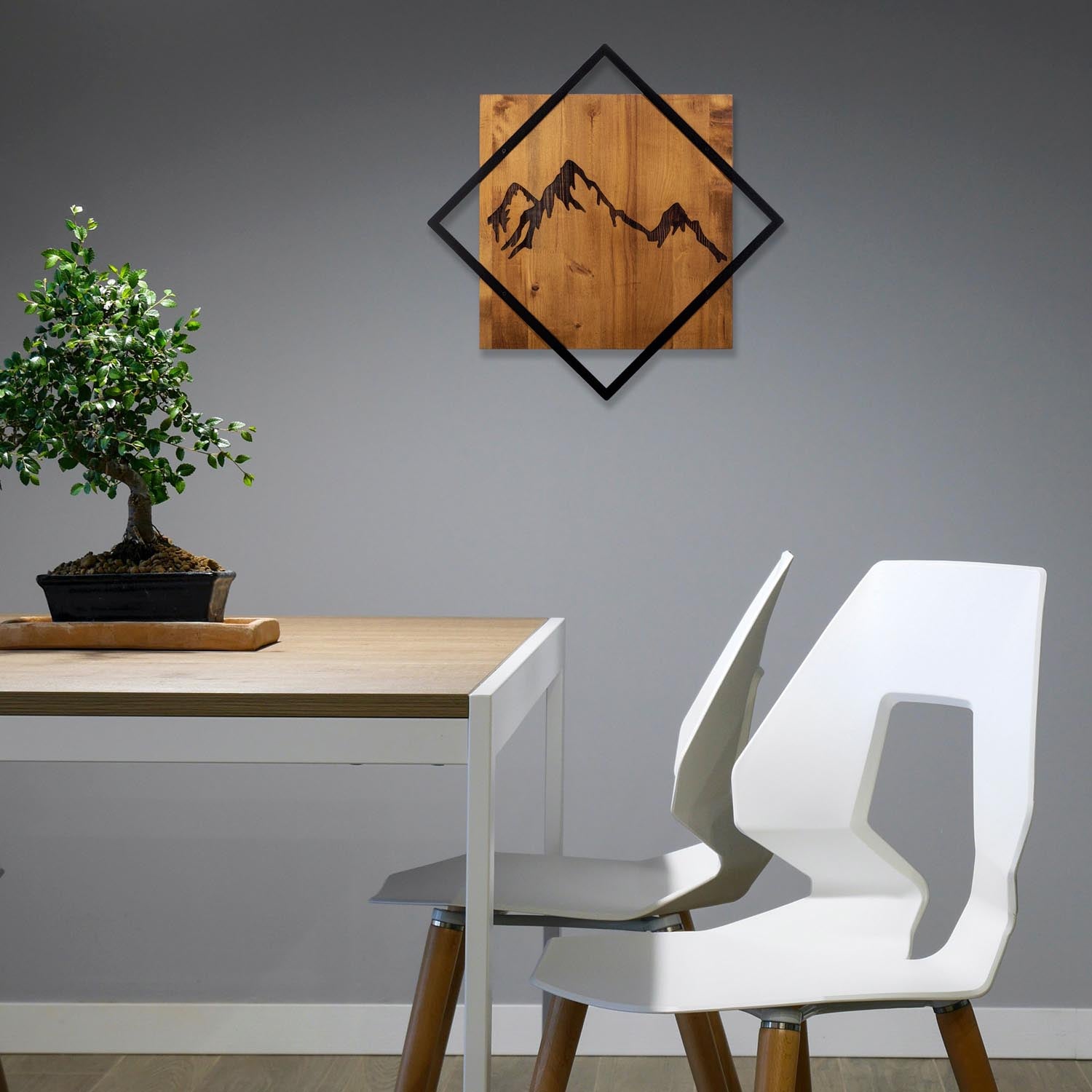 Entdecken Sie die Mountain 2 Wanddeko von Wallity – ein einzigartiges Holz-Metall-Kunstwerk, das Eleganz und Charme in Ihr Zuhause bringt.