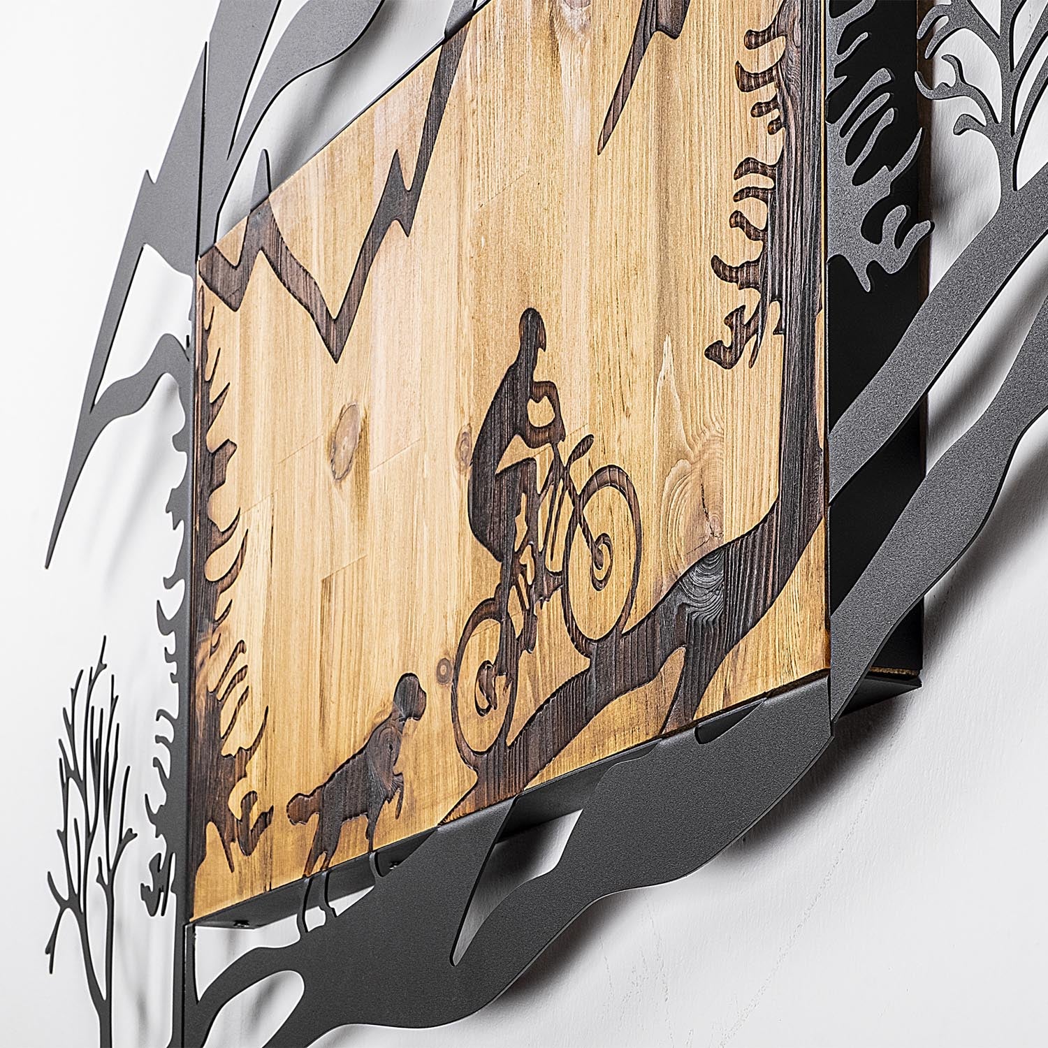 Gestalten Sie Ihr Zuhause mit der Wanddeko "Bicycle Riding in Walnuss Schwarz" von Wallity – ein elegantes Kunstwerk aus Holz und Metall.